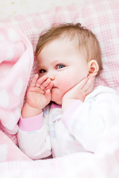 Bayi perempuan lucu di tempat tidur bayi — Stok Foto