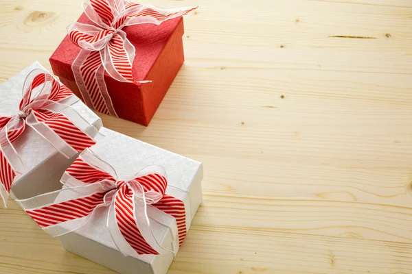 Kırmızı ve beyaz Chtistmas hediyeler — Stok fotoğraf
