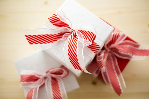 Červené a bílé Chtistmas dárky — Stock fotografie