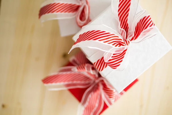 Regalos de Navidad rojos y blancos — Foto de Stock