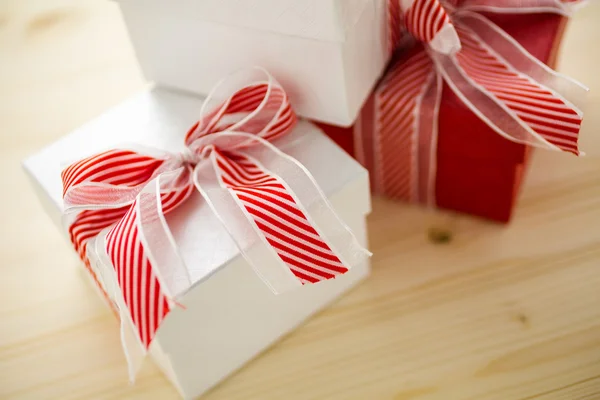 Kırmızı ve beyaz Chtistmas hediyeler — Stok fotoğraf