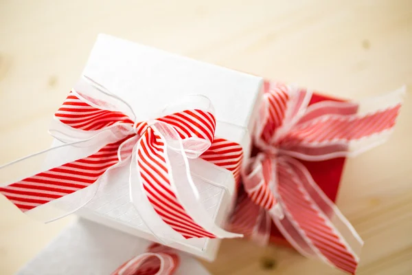 Regalos de Navidad rojos y blancos — Foto de Stock