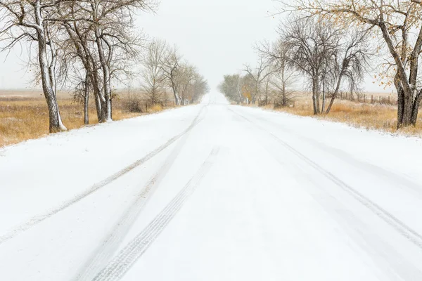 Vinter, färska morgon snö på vyn road — Stockfoto