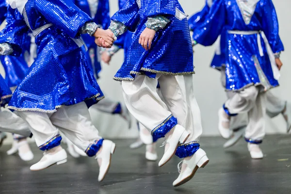 Τα παιδιά χορεύουν παράδοση ρωσική λαϊκοί χοροί — Φωτογραφία Αρχείου