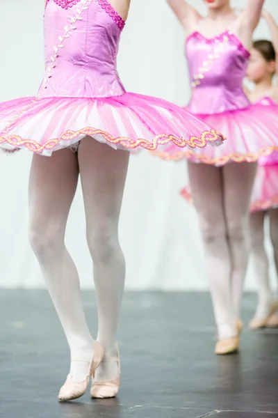 Kids dancing at stage, performance — Stock Photo, Image