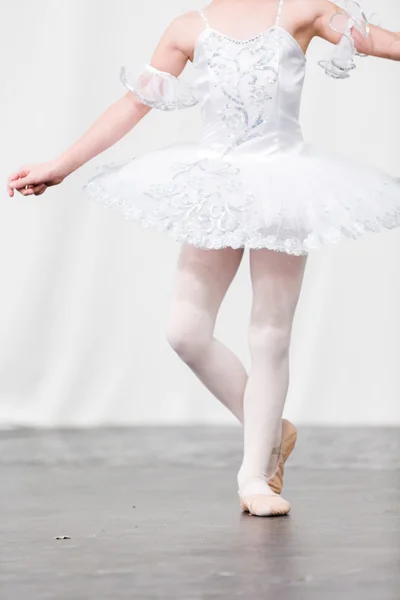 Niña bailando en el escenario en falda de ballet — Foto de Stock