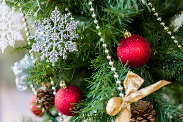 Decorated Christmas tree — Stock Photo, Image