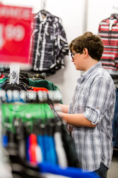 Adolescente menino compras — Fotografia de Stock