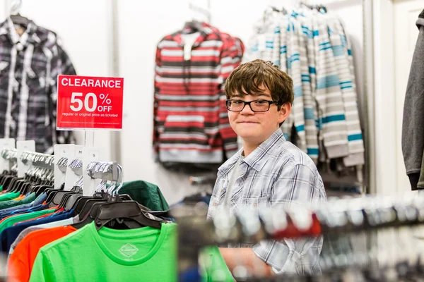 Teenager boy shopping — Stock Photo, Image