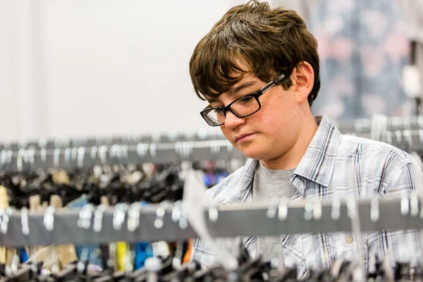 Adolescente ragazzo shopping — Foto Stock