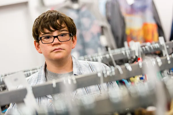Tiener jongen winkelen — Stockfoto