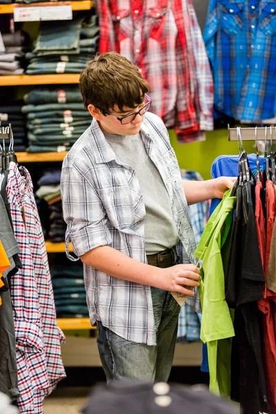 Adolescente ragazzo shopping — Foto Stock