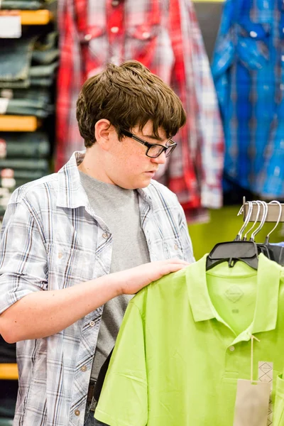 Adolescente ragazzo shopping — Foto Stock