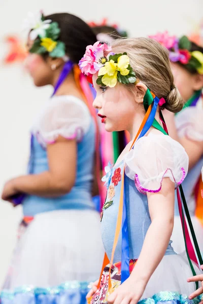 Meisje dansen in Russische kostuum — Stockfoto