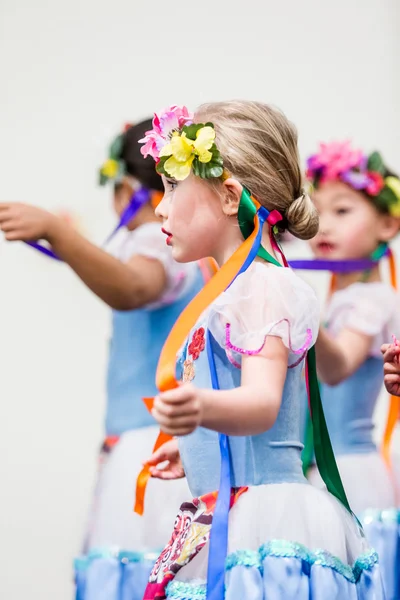 Bambina che balla in costume russo — Foto Stock