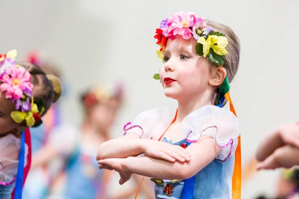 Маленькая девочка танцует в русском костюме — стоковое фото