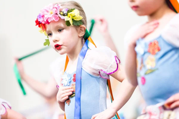 Μικρό κορίτσι χορό στο ρωσικό κοστούμι — Φωτογραφία Αρχείου