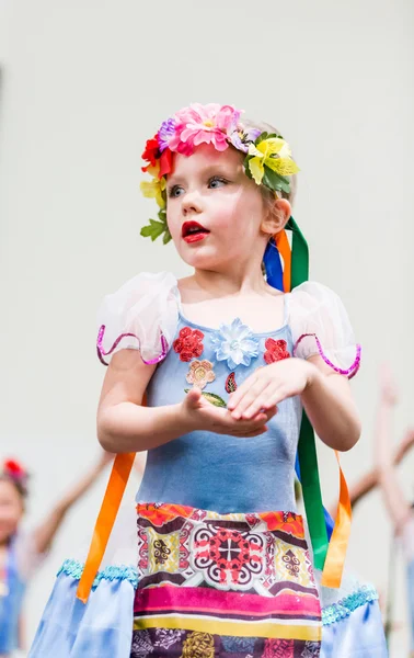 Mała dziewczynka tańczy w strojach rosyjskich — Zdjęcie stockowe