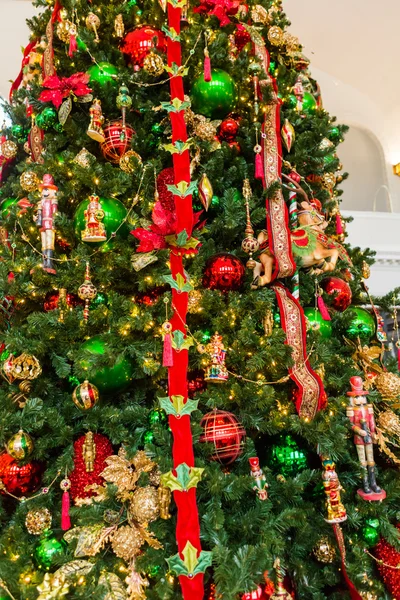 Albero di Natale decorato — Foto Stock