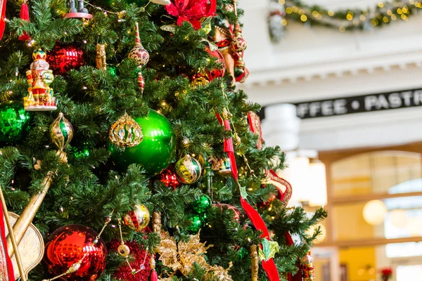 Gedecoreerde kerstboom — Stockfoto