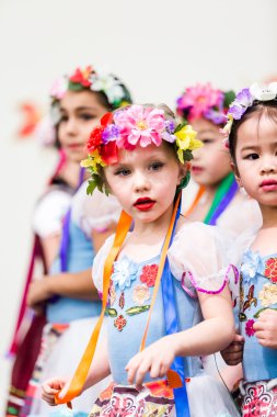 Geleneksel Rus kostümleri çocuklar performans