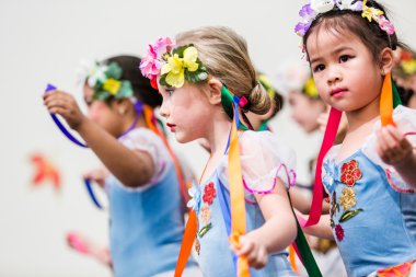 Geleneksel Rus kostümleri çocuklar performans