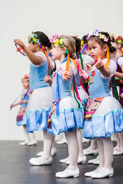 Kids performance in traditional Russian costumes — Stock Photo, Image