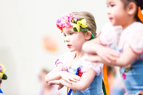 Діти продуктивності в традиційних російських костюми — стокове фото