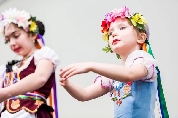 Performance pour enfants en costumes traditionnels russes — Photo