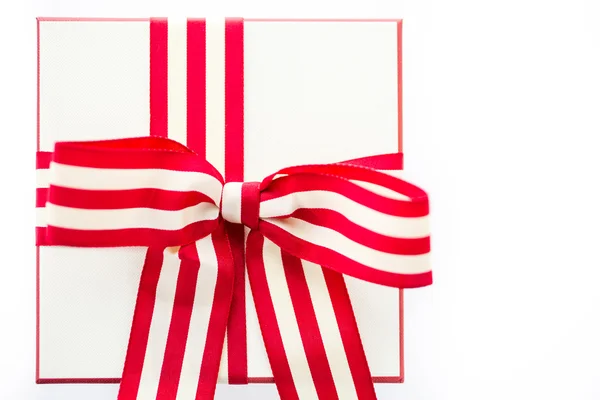 Schachtel mit roter und weißer Schleife — Stockfoto