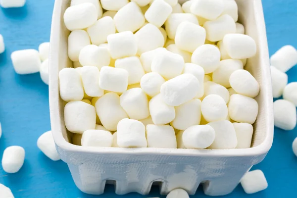 Μικρά άσπρα marshmallows που — Φωτογραφία Αρχείου