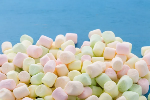 Kleine ronde veelkleurige marshmallows — Stockfoto