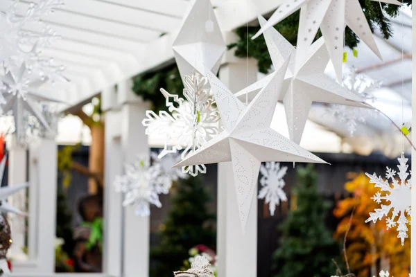 Porche avant décorée de flocons de neige — Photo