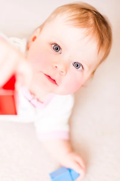 Cute baby girl playing with cube — Stock Photo, Image