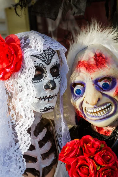 Casal em trajes na noite de Halloween — Fotografia de Stock