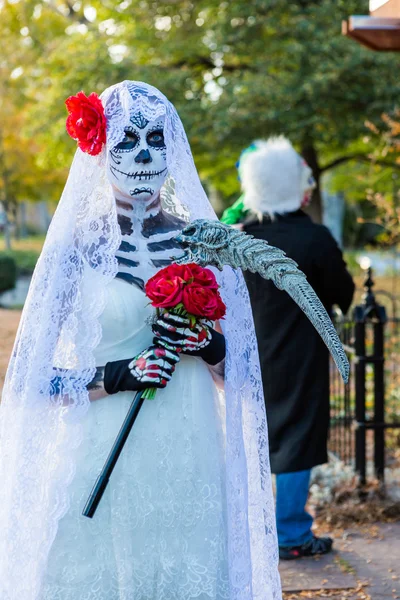 Žena v noci Halloween — Stock fotografie