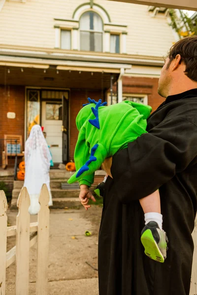 Familie in kostuums op Halloween nacht — Stockfoto