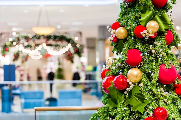 Χριστουγεννιάτικο δέντρο στο εμπορικό κέντρο — Φωτογραφία Αρχείου