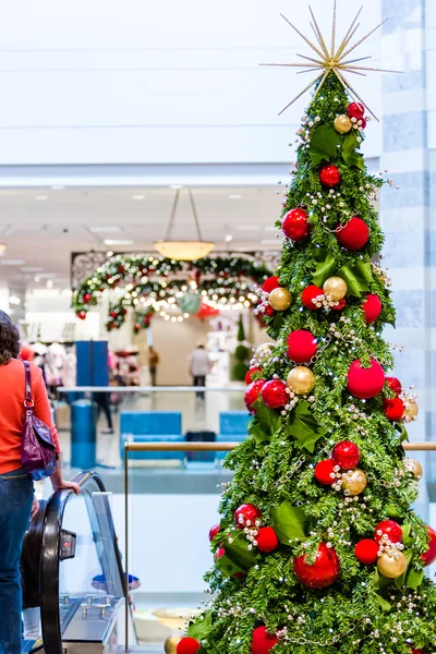 Albero di Natale al centro commerciale — Foto Stock