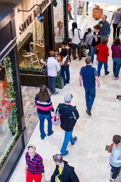 Typiska nordamerikanska gallerian på Black Friday shopping — Stockfoto