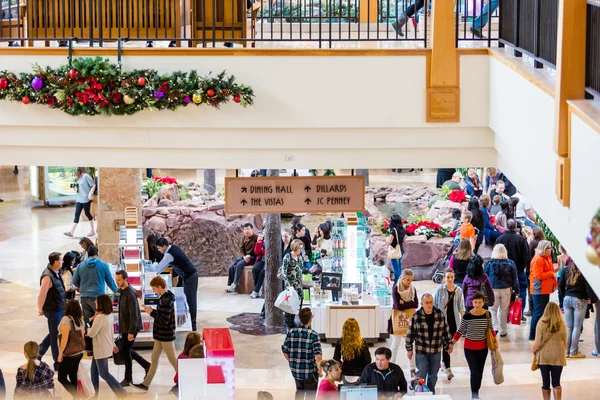 Tipico centro commerciale nordamericano su Venerdì nero shopping — Foto Stock