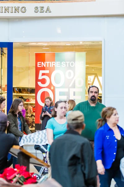 Tipico centro commerciale nordamericano su Venerdì nero shopping — Foto Stock