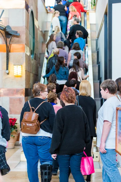 Typiska nordamerikanska gallerian på Black Friday shopping — Stockfoto