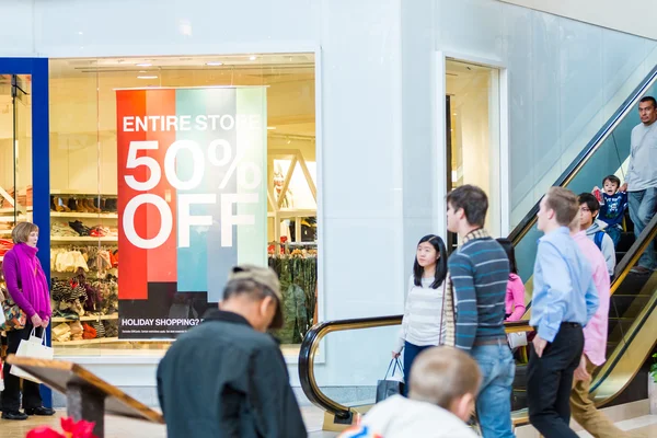 Typische Noord-Amerikaanse over Black Friday shopping mall — Stockfoto