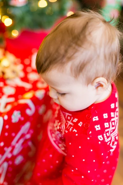 Baby girl next to Christmas tree — Stock Photo, Image