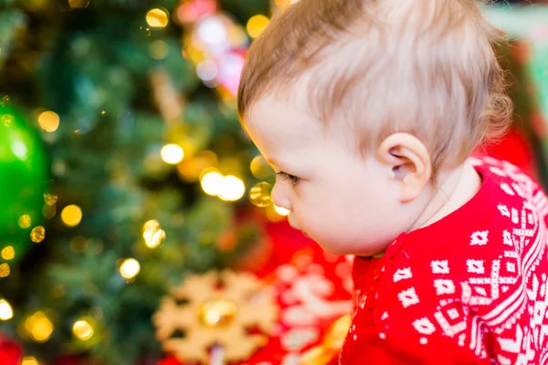 Baby girl next to Christmas tree — Stock Photo, Image