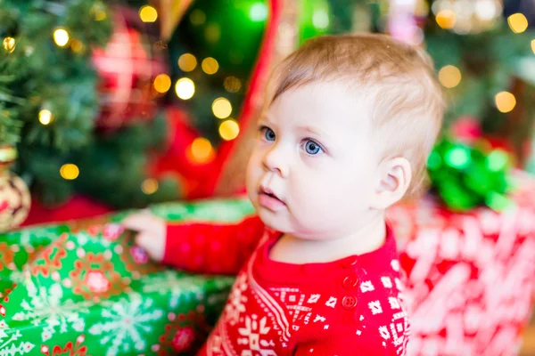 Baby girl next to Christmas tree — Stock Photo, Image