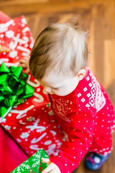 Bébé fille à côté de l'arbre de Noël — Photo