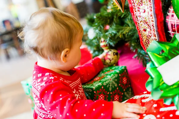 Niña al lado del árbol de Navidad —  Fotos de Stock