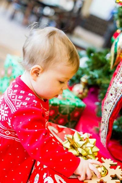 Mädchen neben dem Weihnachtsbaum — Stockfoto